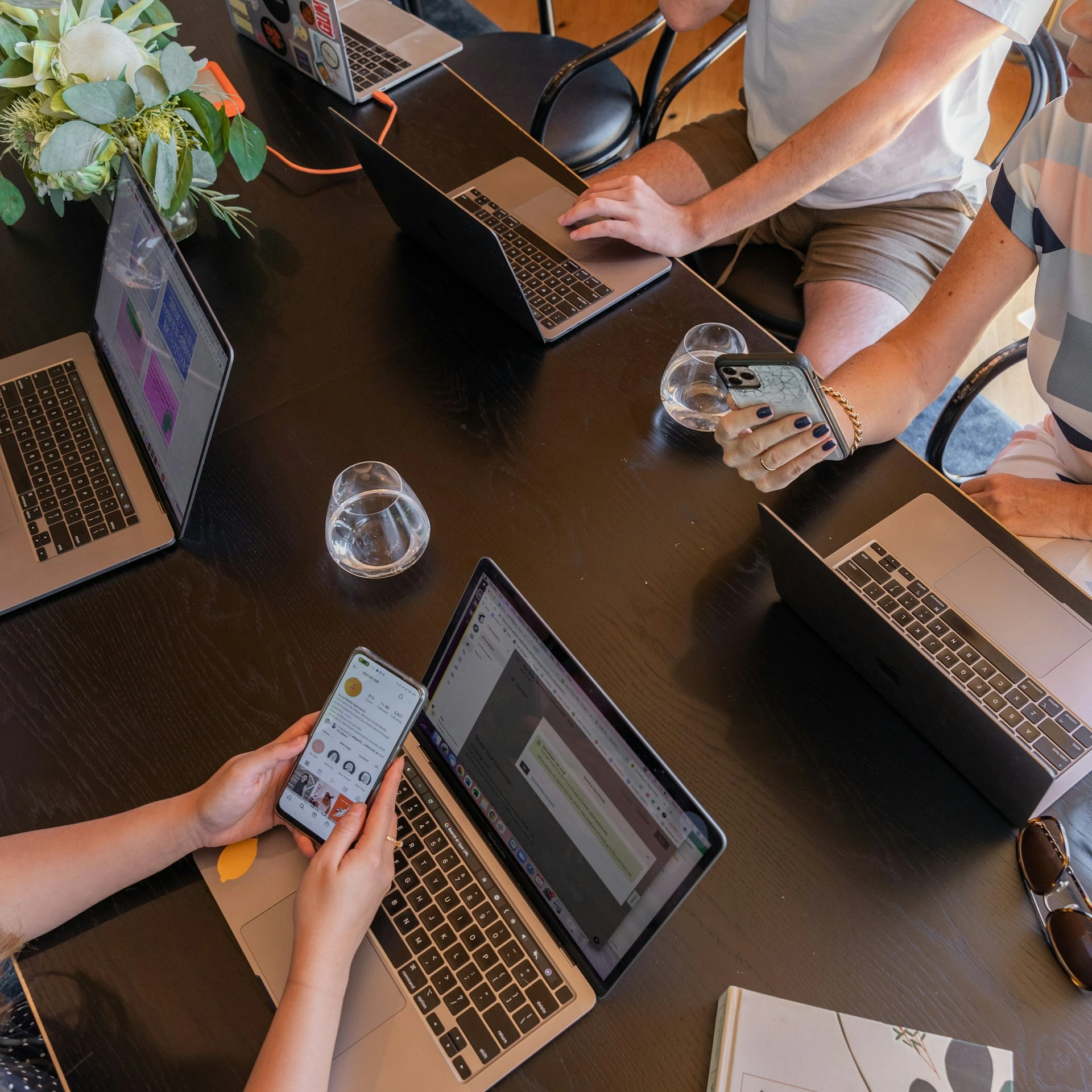 Equipe colaborando em torno de uma mesa de trabalho